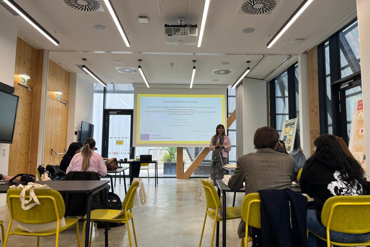 Prof. Bartoli Kucher steht vor den am Erasmus+ BIP teilnehmenden Studierenden und präsentiert