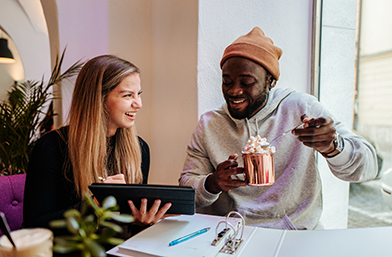 Studierende und Mitarbeiter*innen beim Lernen mit digitalen Tools