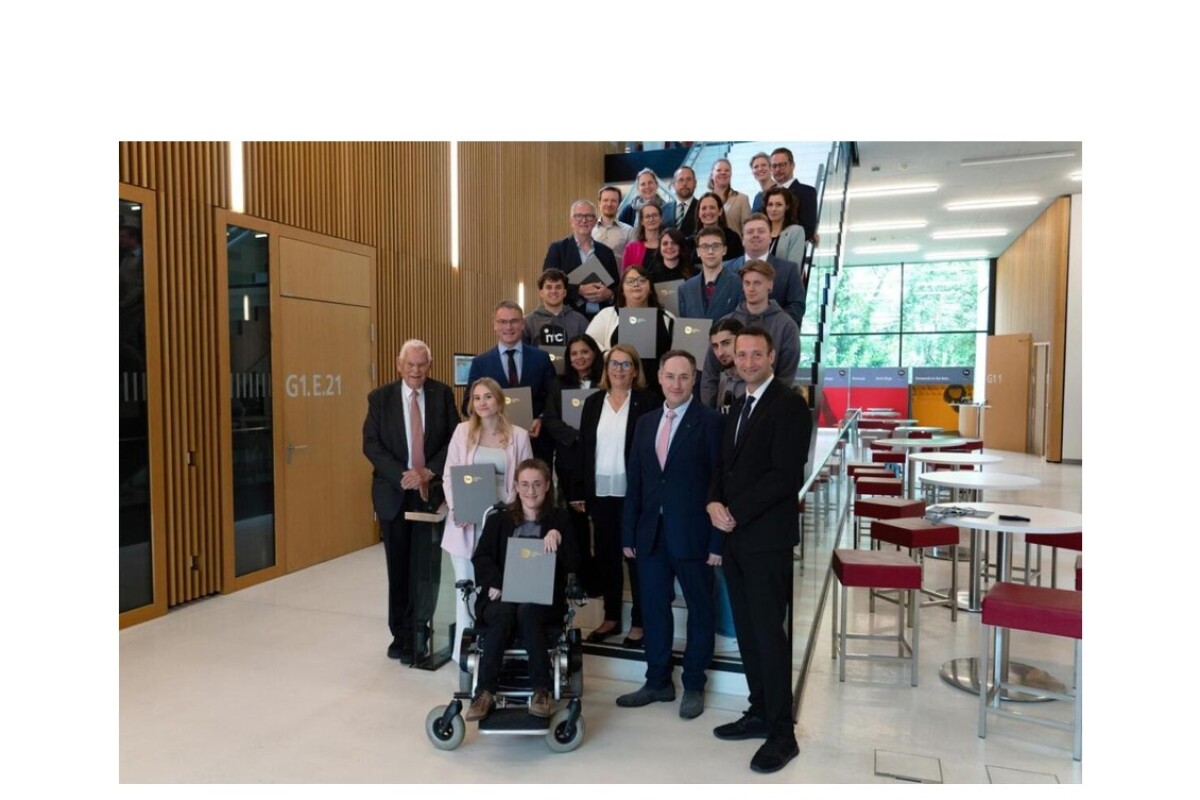 The management team, Chairman of the Supervisory Board as well as the winners of the prize at the award ceremony