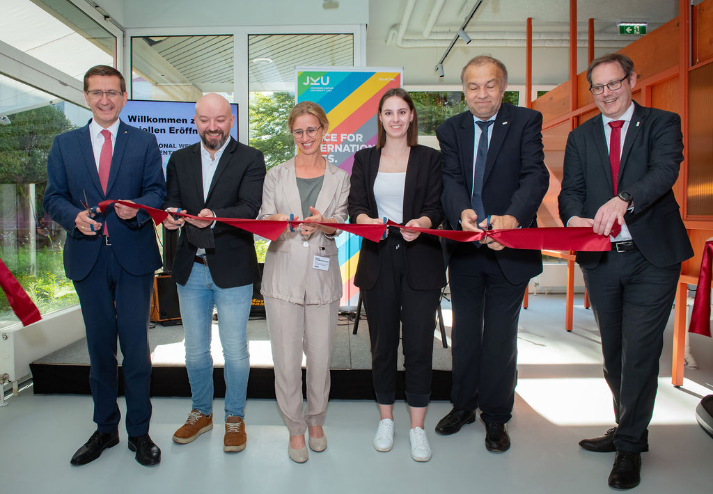 Offizielle Gäste beim Durchschneiden eines symbolischen roten Bandes zur Eröffnung des IWC