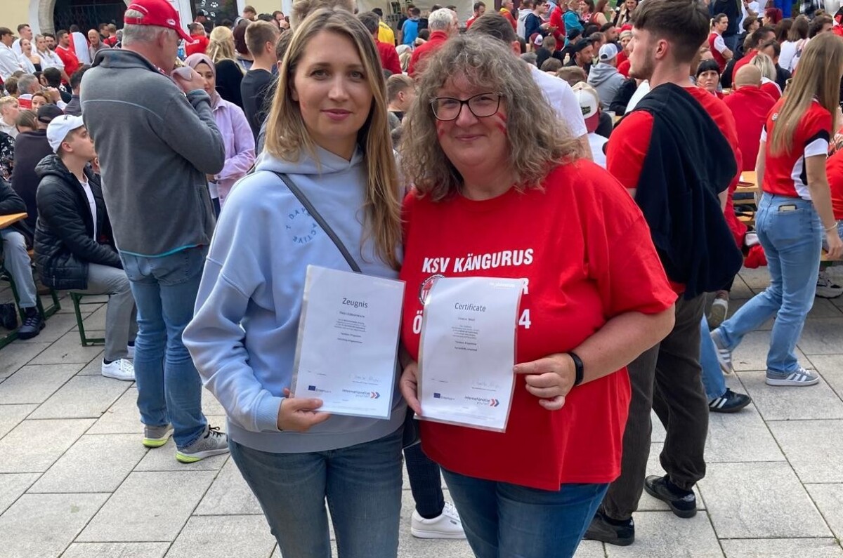 Christine und Lena stehen nebeneinander und zeigen ihre Tandem4Staff Zertifikate