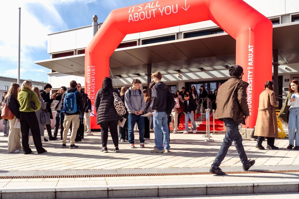 Studierende vorm Haupteingang der Universität Klagenfurt bei den Welcome Days