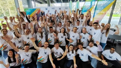 Gruppe von jubelden Menschen im JKU Runners Shirt