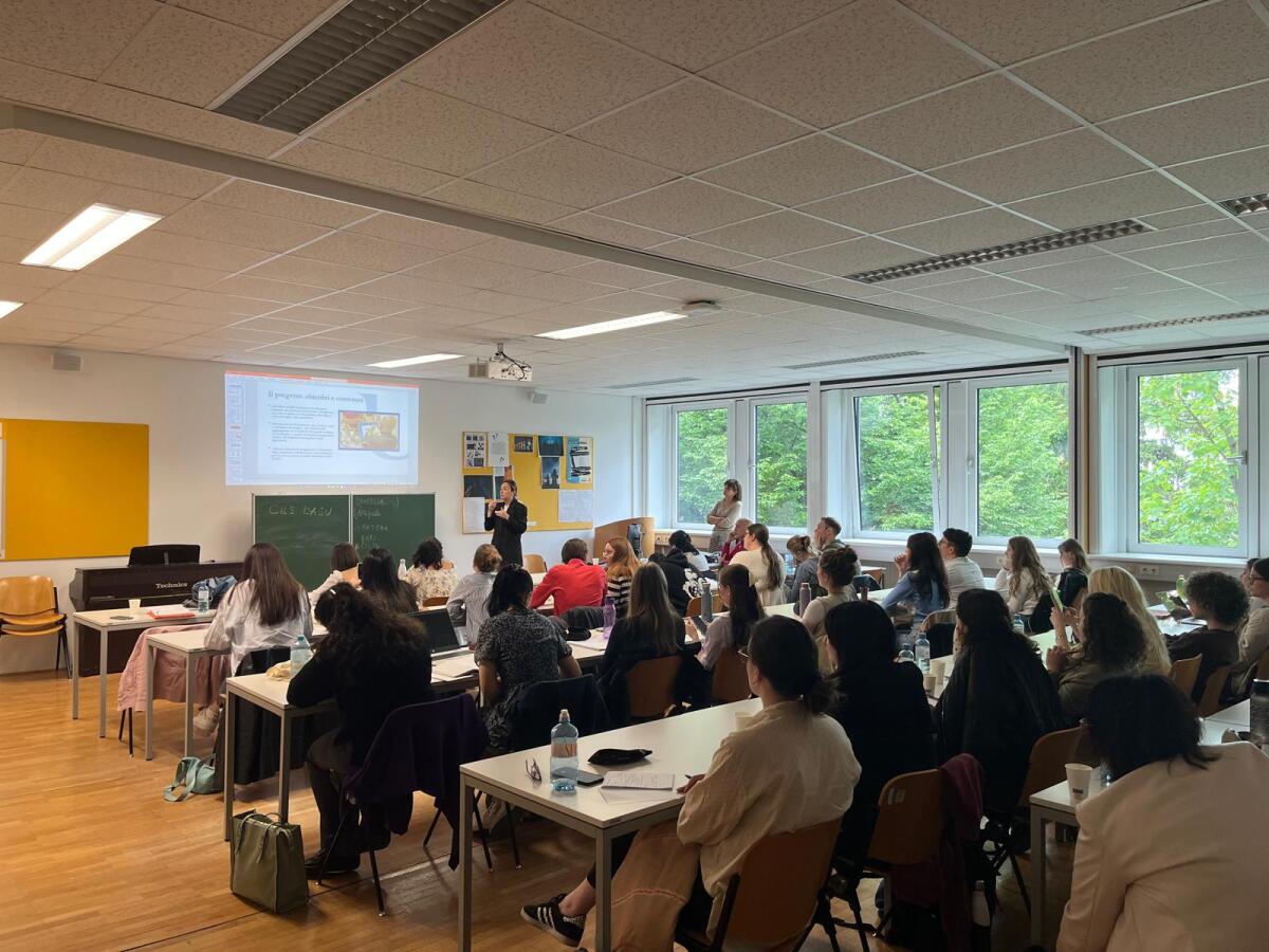 Studierende folgen der Präsentation einer BIP-Vortragenden