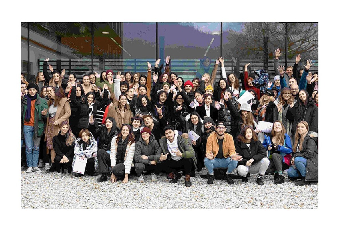 Das Bild zeigt eine Gruppe von Studierenden und Lehrenden, die 2023 am International Design Workshop teilgenommen haben.