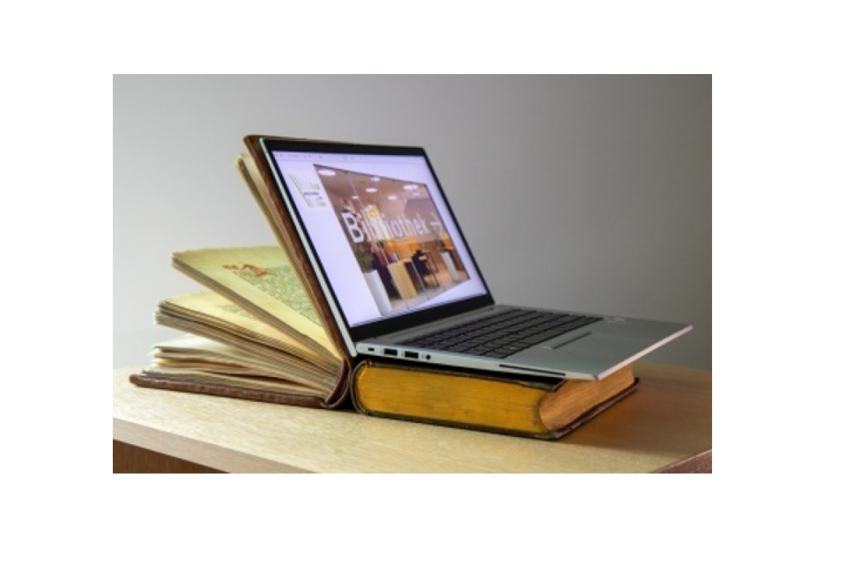 Ein Laptop steht auf zwei offenen alten Büchern, sodass alles wie ein großes Buch wirkt. Auf dem Bildschirm: ein moderner Bibliotheksraum mit dem Wort „Bibliothek“.