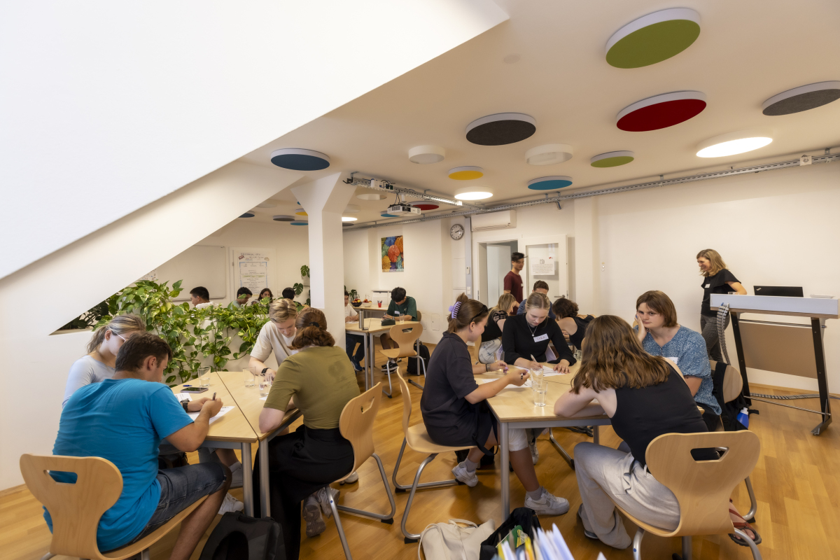 Personen die sich miteinander austauschen in einem Workshop Setting 